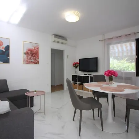 Sabina, 2 Schlafzimmer, Am Waldrand Apartment